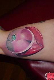 Tatuaggio braccio e labbra