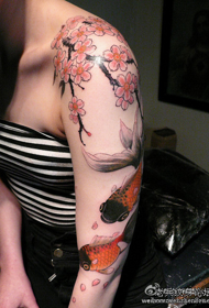 ຮູບແບບ tattoo ແຂນ: ຮູບແບບ tattoo cherry goldfish ແຂນ