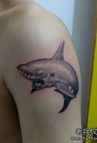 手臂一款帅气的鲨鱼纹身图案