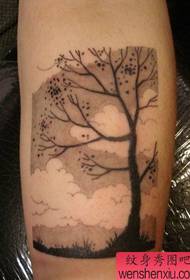 Travaux de tatouage sur un petit bras