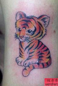 Brazo tigre tatuaje trabajo