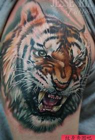 Un lavoro di tatuaggio testa di tigre color braccio