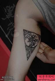 Tetovēšanas šovs, ieteikt roku radoša koka tetovējuma darbu