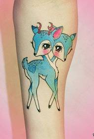 腕のかわいい鹿のタトゥーパターン