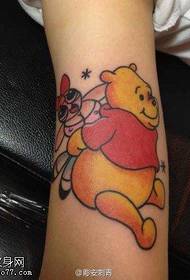 Arm cartoon kleur beer tatoeages worden gedeeld door tatoeages