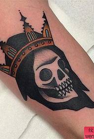 Spettacolo di tatuaggi, raccomandare un lavoro del tatuaggio del cranio del braccio