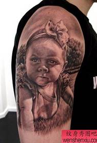 Traballo de tatuaxe de retrato de brazo infantil