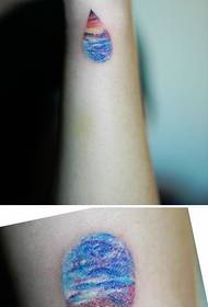 Девојка рака стилска алтернативна шема на тетоважа со капки вода