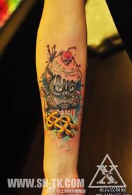Девојче дете рака рака глувче со сладолед тетоважа шема