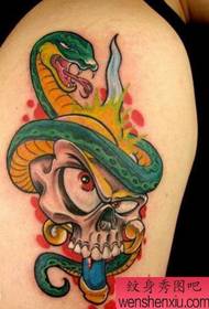 un modello del tatuaggio del serpente di colore del braccio