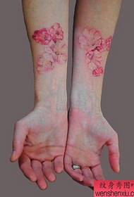 Tattoo show bar anbefalede et armfarve blomster tatoveringsmønster