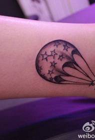 I tatuaggi delle mongolfiere del braccio sono condivisi dallo spettacolo di tatuaggi