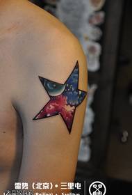Armвездена тетоважа со пет-starвездена боја