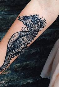 Espectacle de tatuatges, recomana una imatge del tatuatge d'hipocamp del braç