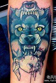 Lavoro di tatuaggio del lupo della scuola del braccio