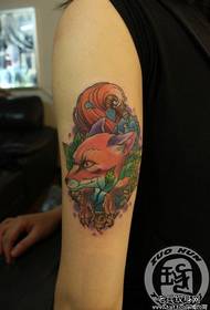 Ein stylisches Fuchs Tattoo Muster mit coolem Arm