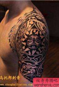 moška roka evropski totemski vzorec tatoo na polovici tatoo