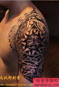 txiv neej caj npab European totem ib nrab-tattoo tattoo txawv