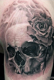 Espectáculo de tatuaxes, recomenda un patrón de tatuaxe de rosa do cráneo do brazo