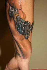 Arm kreatiewe tatoeëermasjien tatoeëring werk deur tatoeëermerke