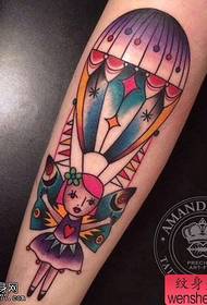 Кольорові татуювання на повітряній кулі з метеликом кольором руки поділяються татуюваннями