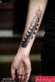 タトゥーショー、腕の創造的な羽のタトゥーをお勧めします