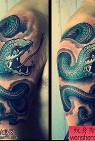 Tato warna lengan ular dibagikan oleh tato
