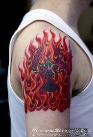 Modello di tatuaggio fiamma classico ragazzo braccio moda