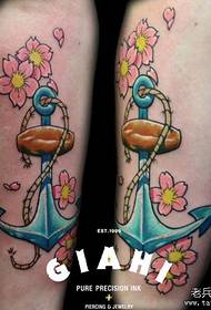 Прекрасно обојен узорак за тетоважу сидра за руку