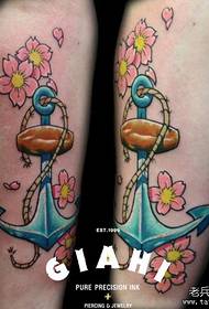Padrão de tatuagem de âncora colorida lindamente colorida para o braço