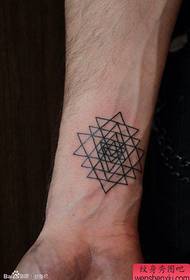 Pola tattoo geometri pigeulang