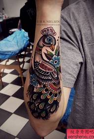 Mfano wa tattoo ya shule ya peacock