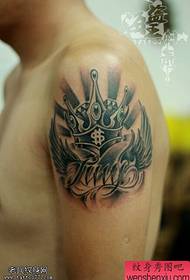 Arm Wings Crown Letter Tattoos -ը կիսվել է Tattoo Hall– ի կողմից