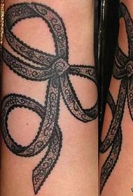 Tatuaggio elegante e bello con fiocco in pizzo sul braccio