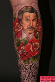 Tattoo-show, riede in earmfiguer rose tatoet oan