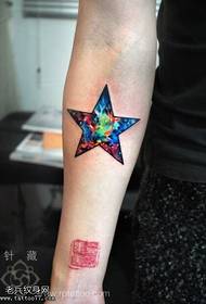Patrón de tatuaje de estrella de cinco puntas estrellado de color de brazo