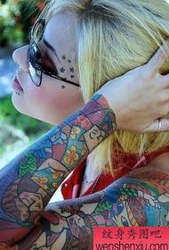 Tattoo show, beveel 'n vroulike tatoo vir blomme arm aan