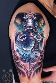 Patrón de tatuaxe de elefante fresco que domina o brazo