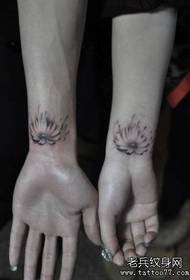 Modello di bracciale bella coppia di tatuaggi di lotus