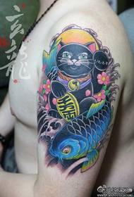 Hombre brazo moda patrón de tatuaje de gato haciendo señas de moda