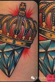 Kleurrijke diamanten kroon-tatoeages worden gedeeld door tatoeages