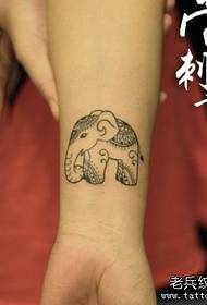 Menina criança braço bonito bebê elefante tatuagem padrão