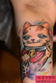Tattoo show bar anbefalede et farverigt heldig kat tatoveringsmønster