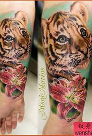 Pokaz tatuażu, polecam tatuaż na ramię w kolorze tygrysa