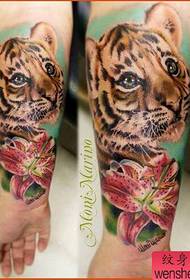 Tattoo-show, riede in tigertatoo fan earmkleuren oan