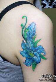 Lengan gadis pola tato lily yang halus