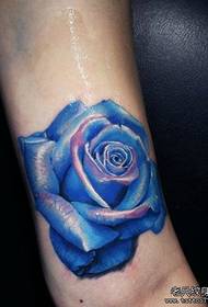 A imaxe do tatuaje recomendou un patrón de tatuaxe de rosa azul brazo