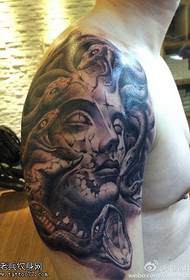Balap tato nyarankeun hiji panangan tattoo Medusa