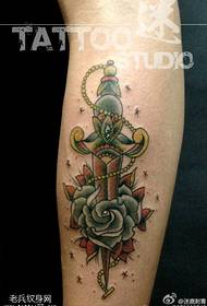 Ang tattoo show, inirerekumenda ang isang leg na kulay ng dagger rose na gawa sa tattoo