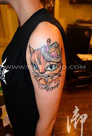 Los tatuajes del gato en el color del brazo son compartidos por los tatuajes